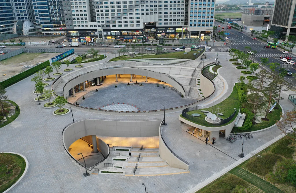 麻谷中心广场地下的购物交通综合体