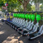 电动滑板车骑行者真的爱违规？调研揭示：超八成遵守规则，基础设施才是关键变量