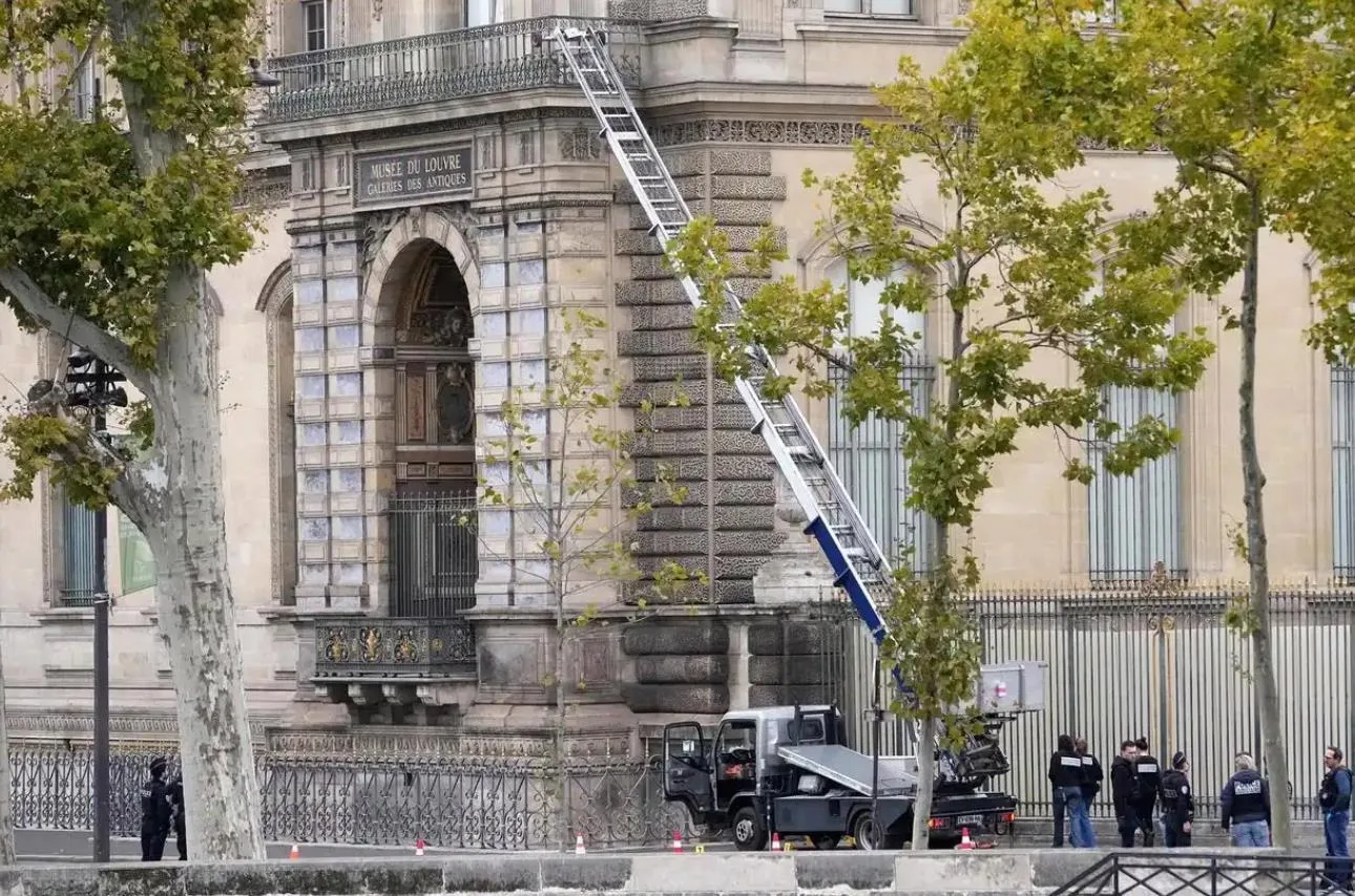 卢浮宫劫案破窗打卡点：历史本貌与社会真实的双向映照