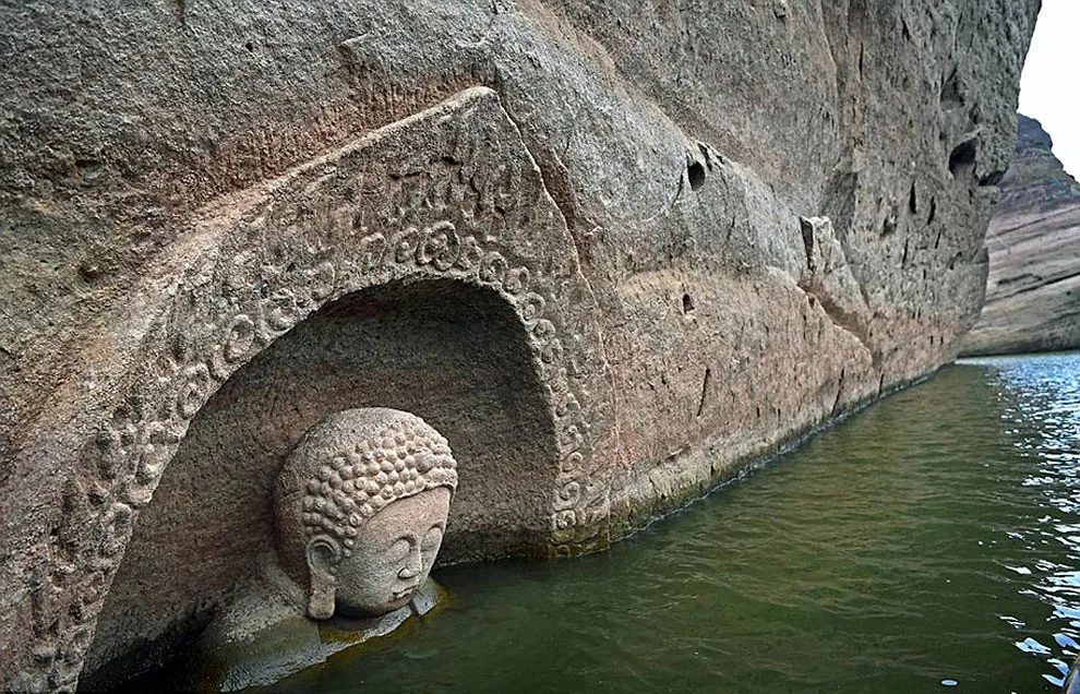 画廊 | 中国洪门水库水位下降，600年佛像重见天日